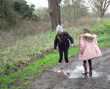 girls splashing